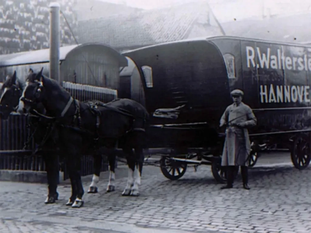 Historischer Walterstein Möbelwagen mit Pferden und Mitarbeiter